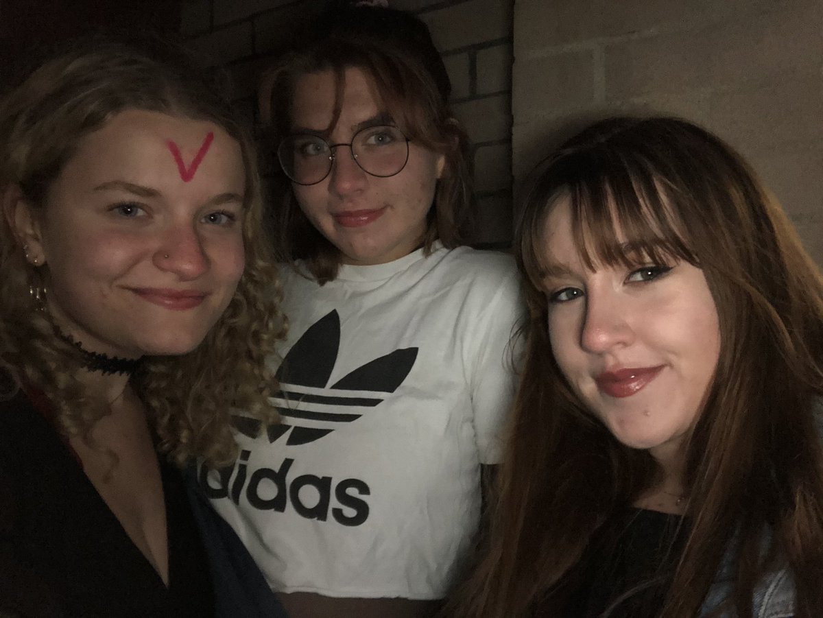 gw3nd01yn69's tweet photo. my friends and i are seeing rocky horror everyone hype us up in the spirit of halloween https://t.co/8o2xD52waO