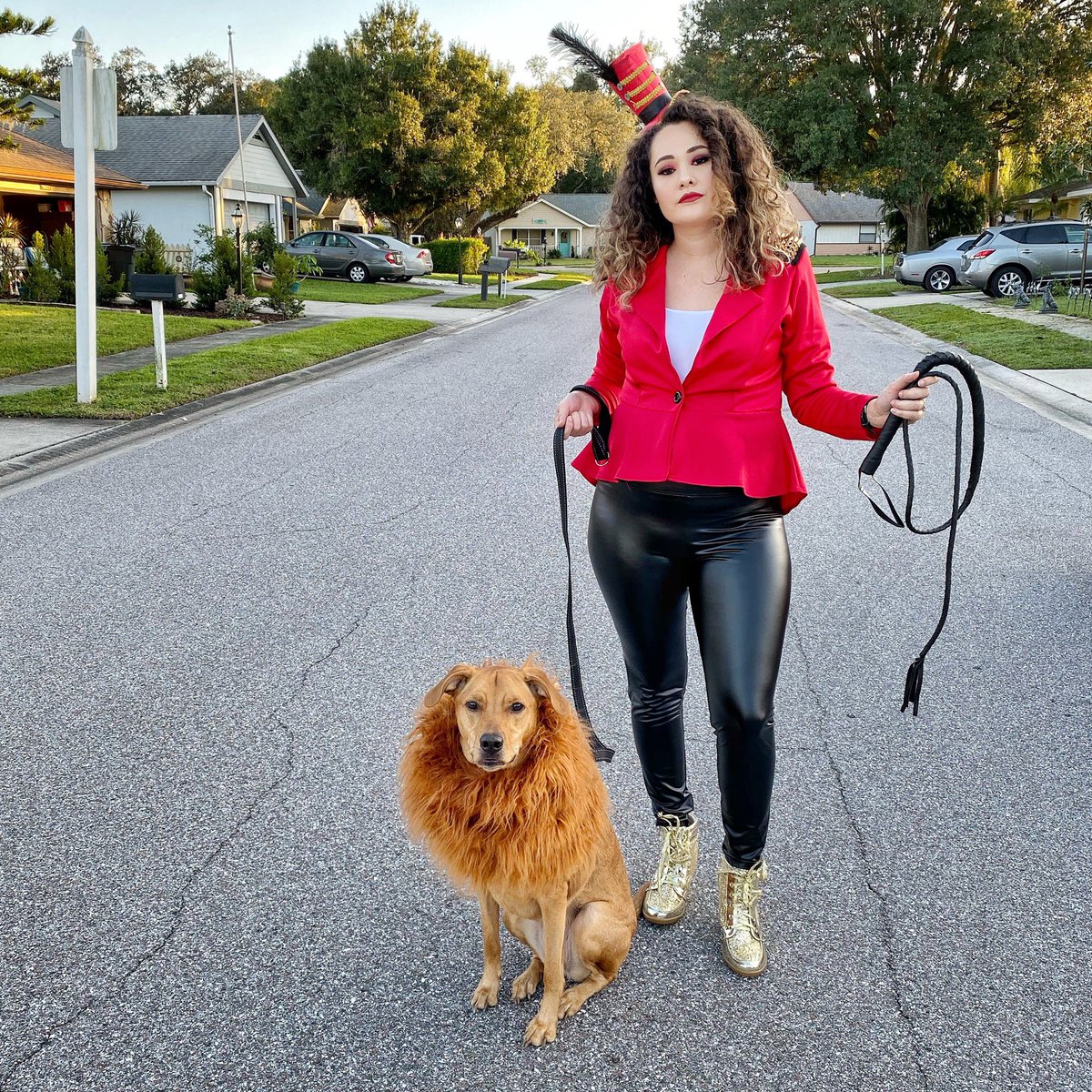 Lisa_Potts_'s tweet photo. My neighbors are multi-generational circus performers and approved of our costume. ✅ #Halloween #circus https://t.co/fTYn6g5OTN