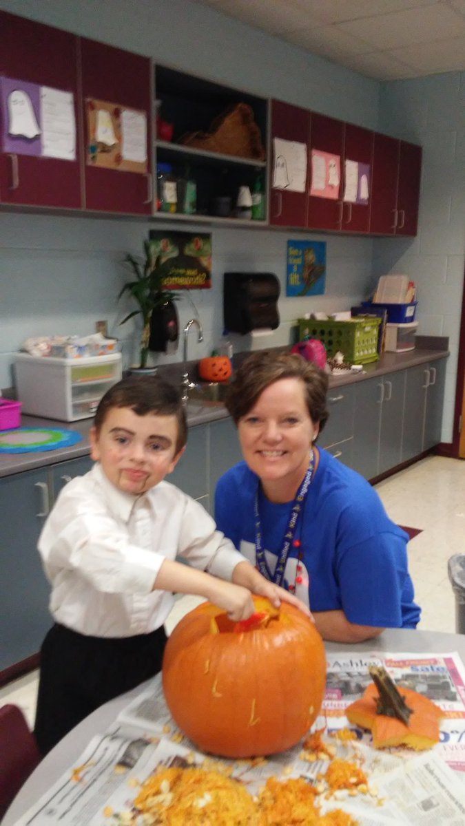 kbouk0011's tweet photo. "Slappy" is helping to scrape the inside of the pumpkin clean so that more of the light source will shine through the pumpkin. @Kathryn40335684
#ccesdukes #iamcucps https://t.co/qpgyaAl8bC