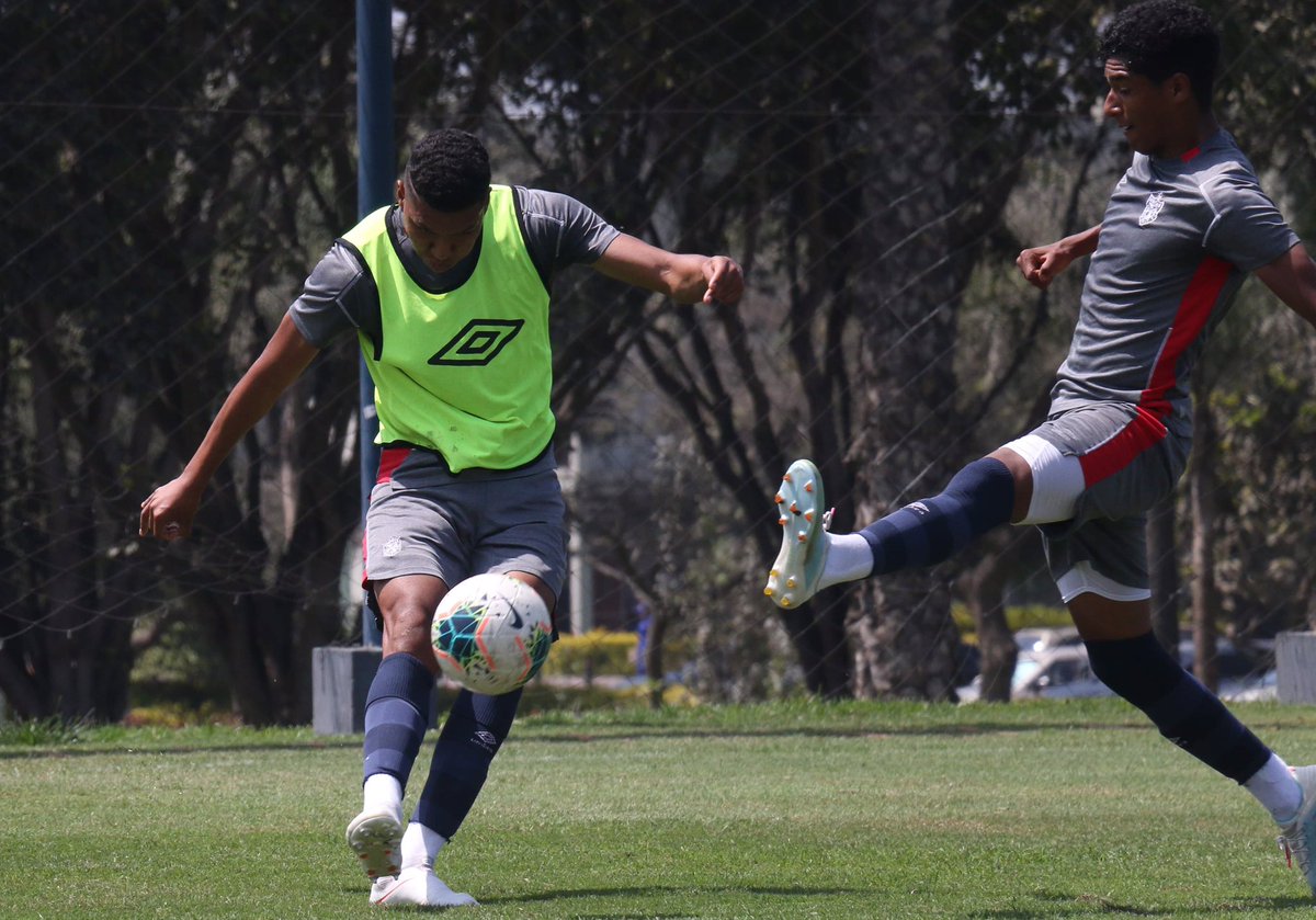 Club_USMP's tweet photo. 📷 'Santos' se preparan para el próximo partido, cuando enfrenten a @clubucv en Trujillo.

#VamosUSMP ⚽️⚡️👊🏼 https://t.co/G9Z4fmAAmn