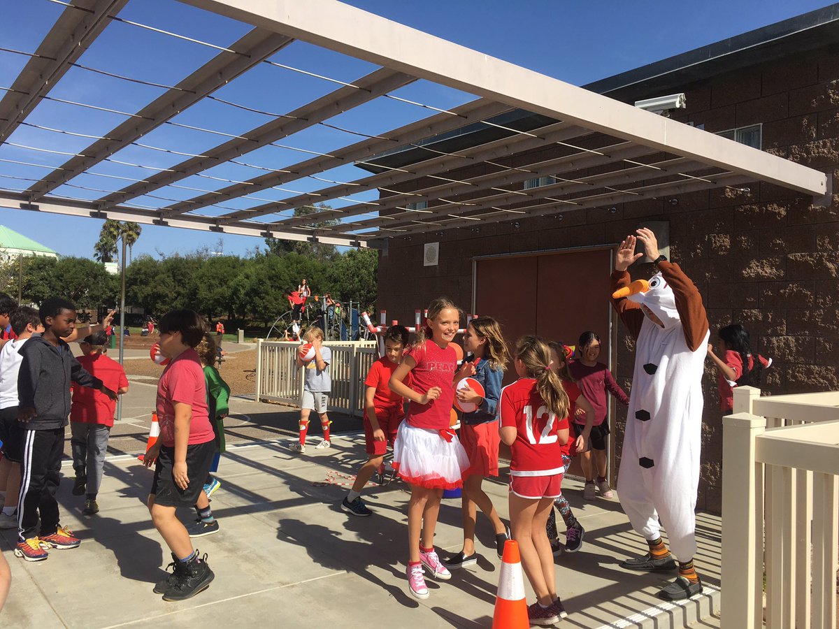 SolanaPacific's tweet image. Red Ribbon Week Dance Party at lunch recesses! Thank you to our Dads who danced with us! #healthylifestyle #sbsdedu #sbsdsp