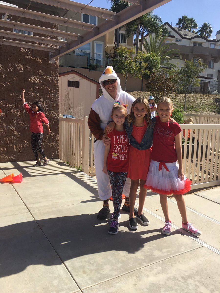 SolanaPacific's tweet image. Red Ribbon Week Dance Party at lunch recesses! Thank you to our Dads who danced with us! #healthylifestyle #sbsdedu #sbsdsp