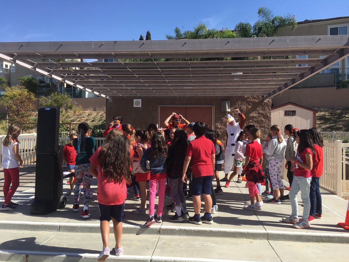SolanaPacific's tweet image. Red Ribbon Week Dance Party at lunch recesses! Thank you to our Dads who danced with us! #healthylifestyle #sbsdedu #sbsdsp