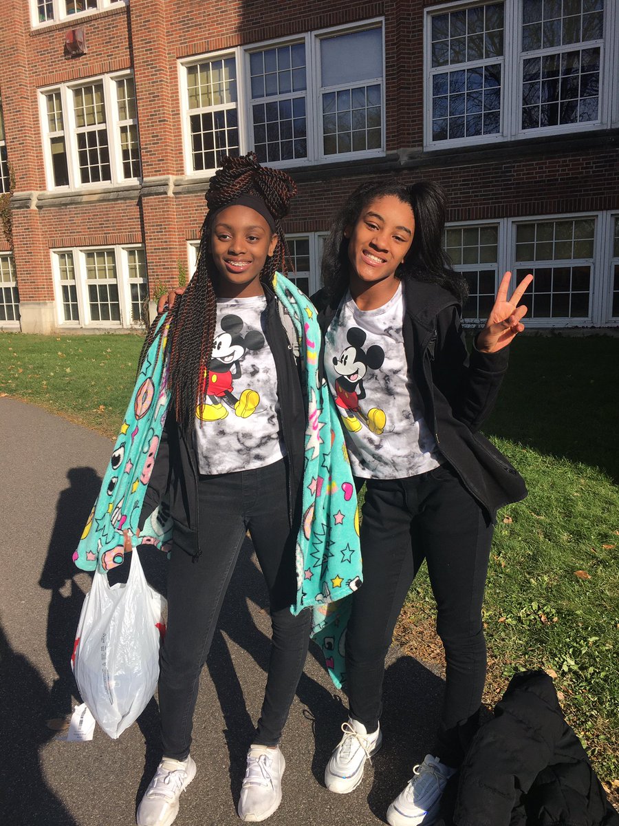 MPS_Folwell's tweet photo. Students and staff were #Twinning today at @MPS_Folwell to celebrate the end of the 1st quarter! #SpiritWeek https://t.co/aTq1bmELhg