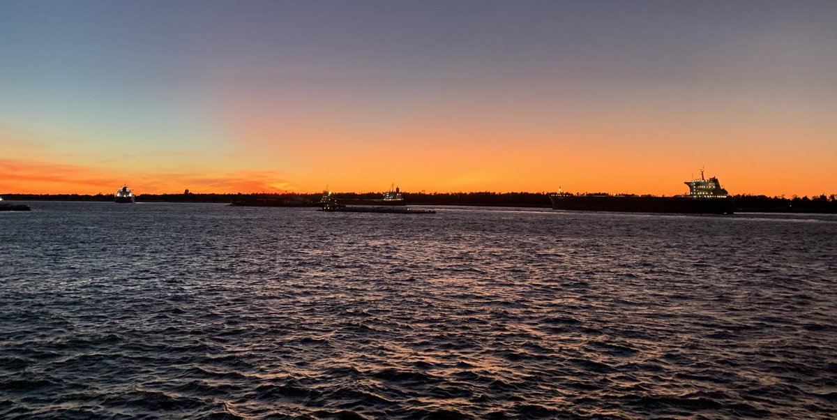 tommitchell1963's tweet photo. Beautiful ending to October 2019 #halloween2019 #sunset #Mississippiriver #myofficeview #NewOrleans https://t.co/q547DPe0aI