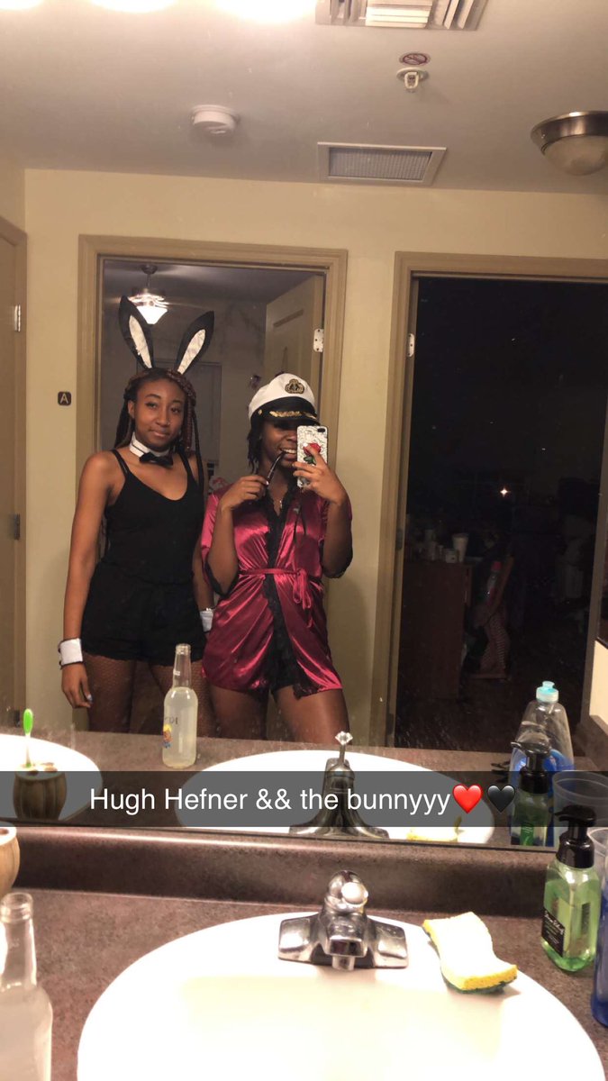 lexii_on_LSD's tweet photo. Just bestie tings !! #hughefner #playboybunny https://t.co/nJAdV51NtH