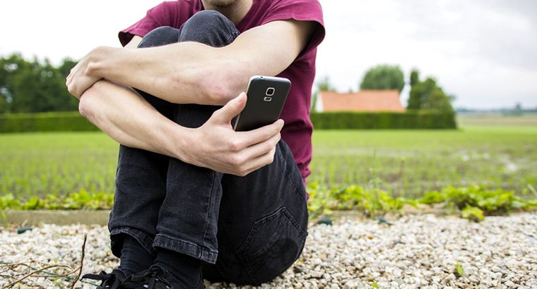 SuicideLine's tweet photo. More than one in three young adults aged 18–25 reported problematic levels of loneliness, according to a new report from @Swinburne and @VicHealth https://t.co/o9ViZbaFc5 https://t.co/7JqXC0fgOZ