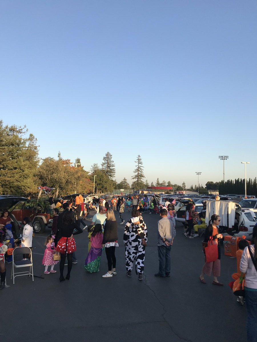 TorrensMr's tweet photo. Trunk or Treat at SHS #gofalconpower https://t.co/d3HaJJycCD