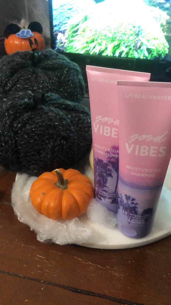 joyinacupcake's tweet photo. @TheBEACHWAVER sent full size bottles for me to try 😍 https://t.co/0ZKWD6JjBD
