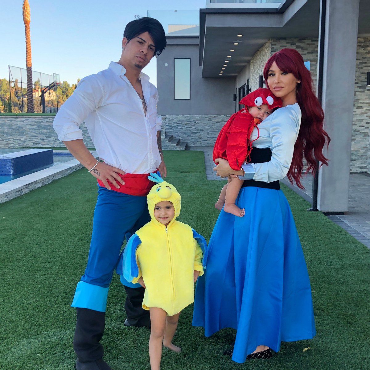 AustinMcbroom's tweet image. We tried it 😭😂 I love my family 💙😂