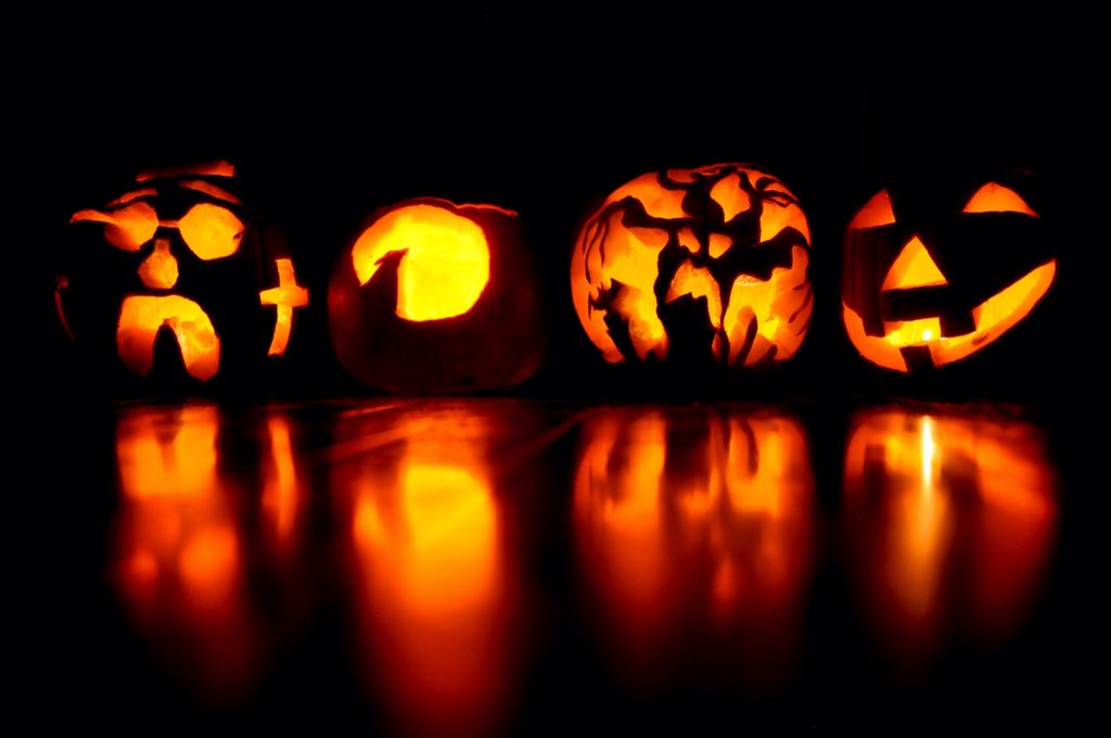 LisaFinneyPhoto's tweet photo. Pumpkin carving - family fun. #Halloween19 #pumpkincarving #Jackolanterns #HappyHalloween2019 https://t.co/mHcWOxCmwf
