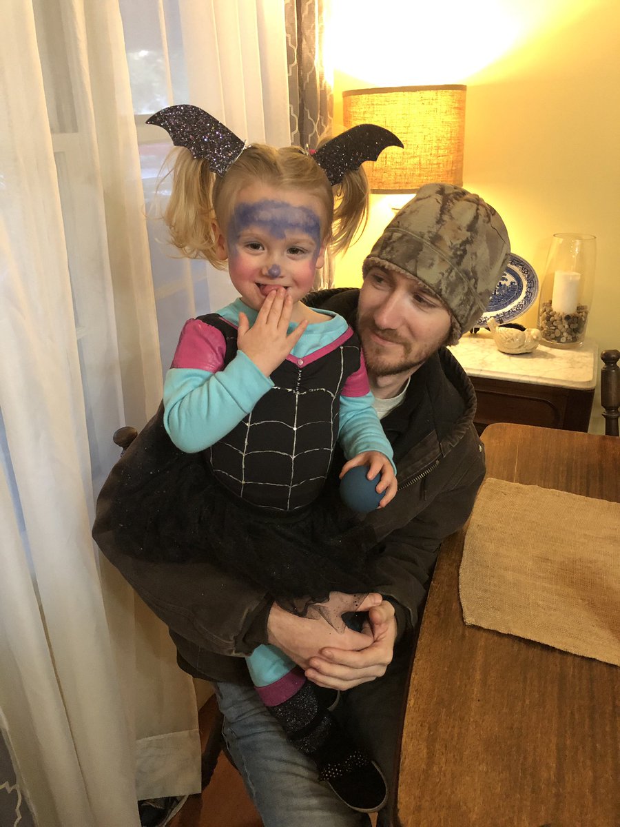 _tlc15's tweet photo. Someone was feeling a little “batty” today!!🎃😈

We were so excited to have our Vampirina tonight and get to take her trick or treating!! 🥰💖
#vamprina #mylittlefamily #halloween2019 https://t.co/ImIXPKTw8v