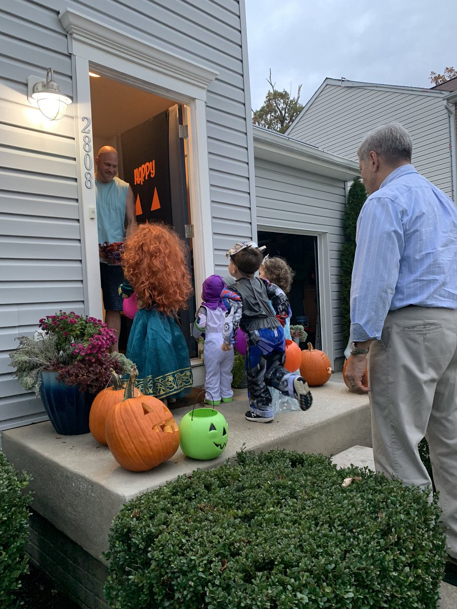 Hope you had a safe and happy Halloween! My kids had a great time trick or treating. The weather was so nice! 💀🎃👻