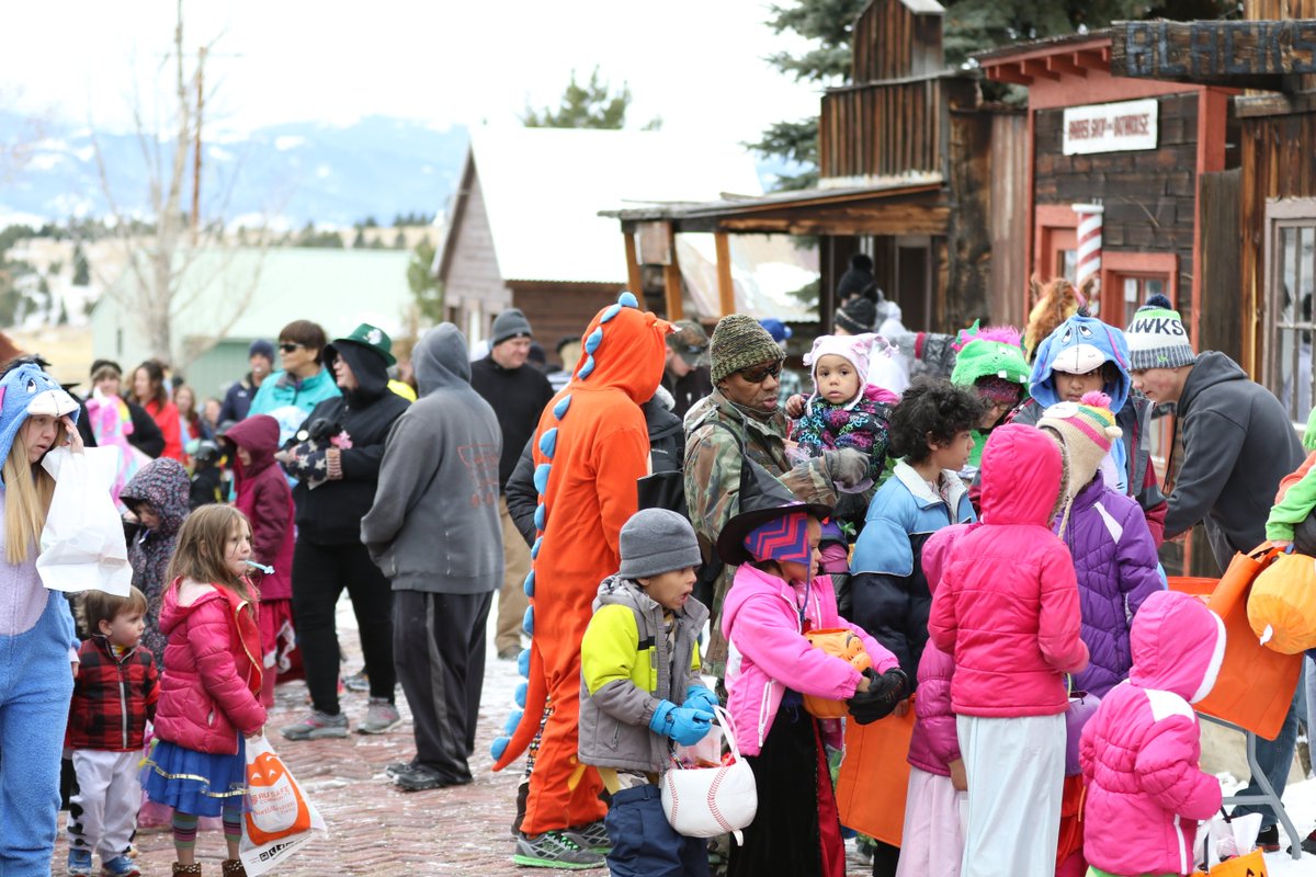 Magic97FM's tweet photo. TreatStreet record year with 4268 people venturing through the @ButteWMM World Museum of Mining today for Halloween fun.  Many thanks to the volunteers, sponsors and businesses that made it a huge success! https://t.co/Q38fk37qK9