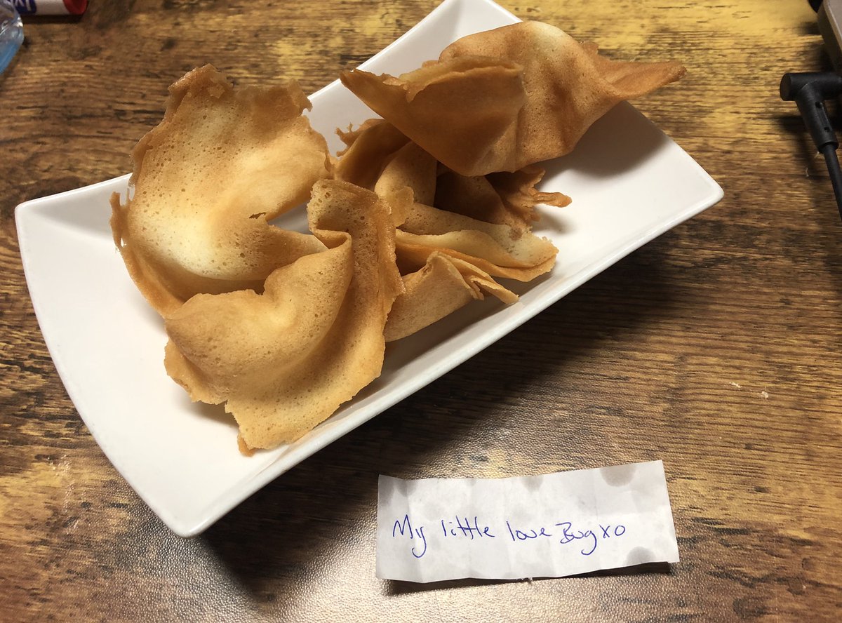 SamBaraniski's tweet photo. get u a man that makes you homemade fortune cookies with lil love notes in them 🥰 https://t.co/cqmtLr6Gyr