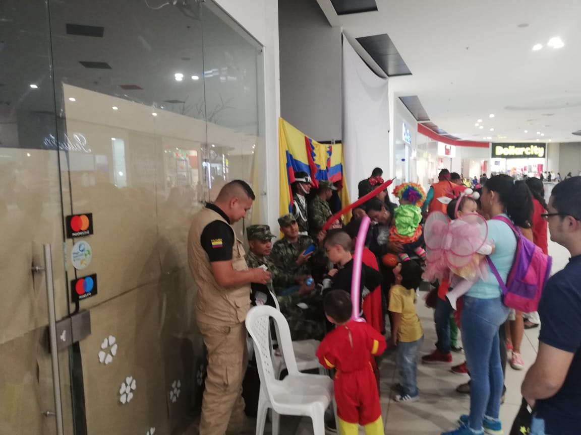 esfer2009's tweet photo. El batallón de ingenieros de Desminado Humanitario N°6 Junto a @vigesimanovenabrigad @Ejercito_Div3 Celebran el día dulce de los niños.

@Ingenieros_EJC https://t.co/PCo6YqVB8t