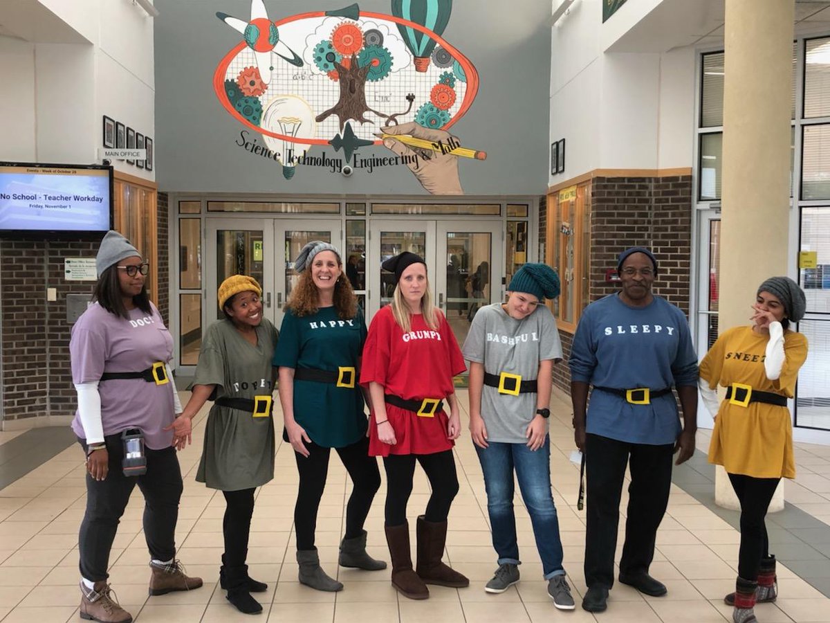 MrsBennetone's tweet photo. Great way to end Spirit Week!  @LoHabel @PiggletB @ncshannonwatson https://t.co/6IMYs8cUik