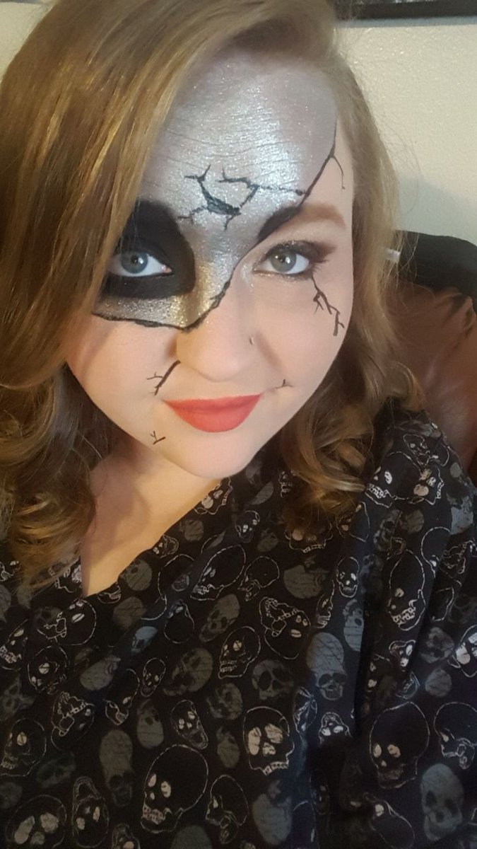 Rebecca_Laky's tweet photo. Used my @JeffreeStar #MorphexJeffreeStarr palette to create this look! I even used Calabasas on my lips 💋 Happy Halloween! #customrims #calabasas #jeffreestarcosmetics #fastlane #millions #designerlabel #hidude https://t.co/JY7zcRJpxj