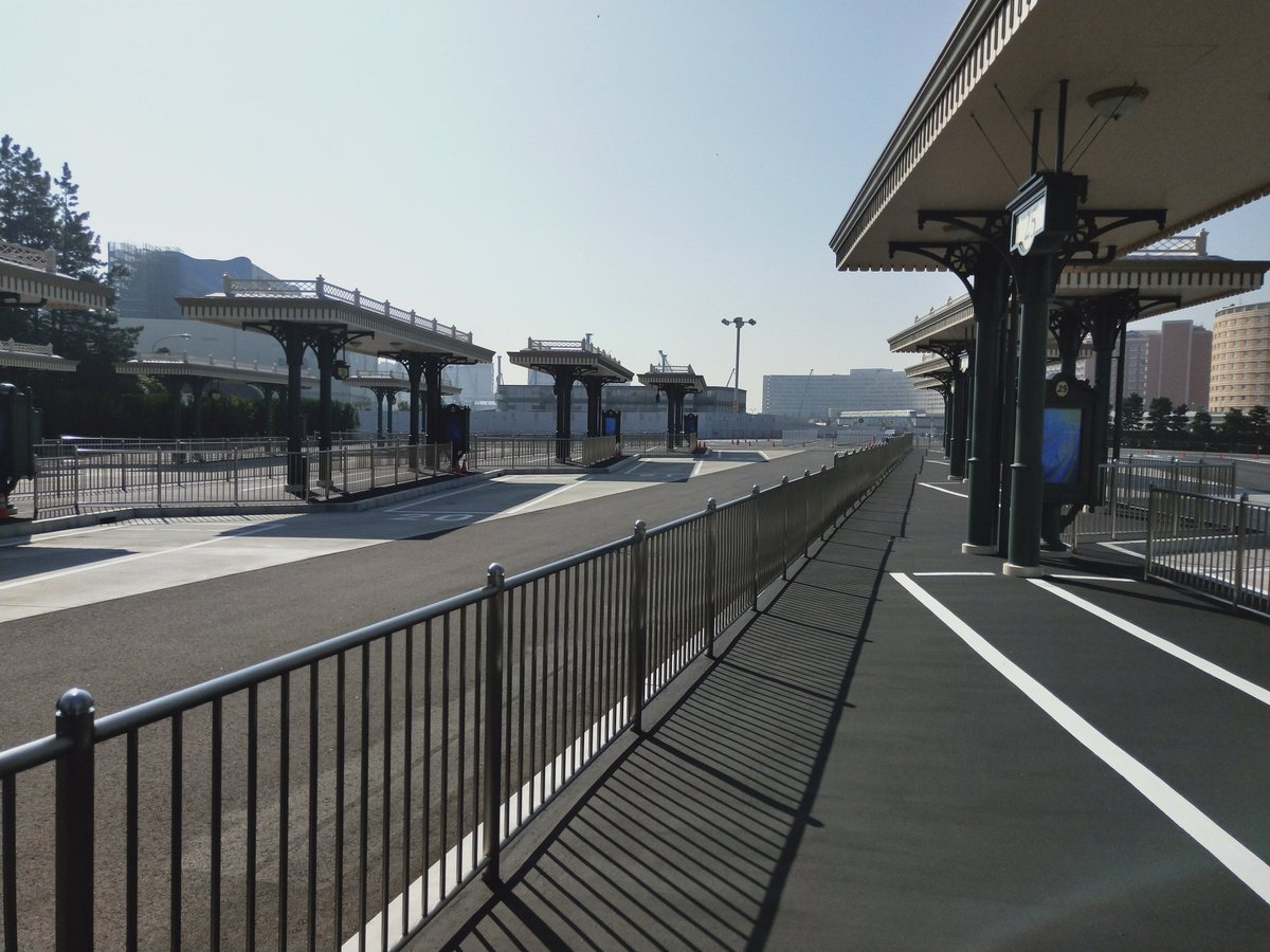 おけら 本日から長距離高速バスが統一される 東京ディズニーランド バスターミナル ウエスト 各のりばにデジタルサイネージと 2列の待機列ラインあり