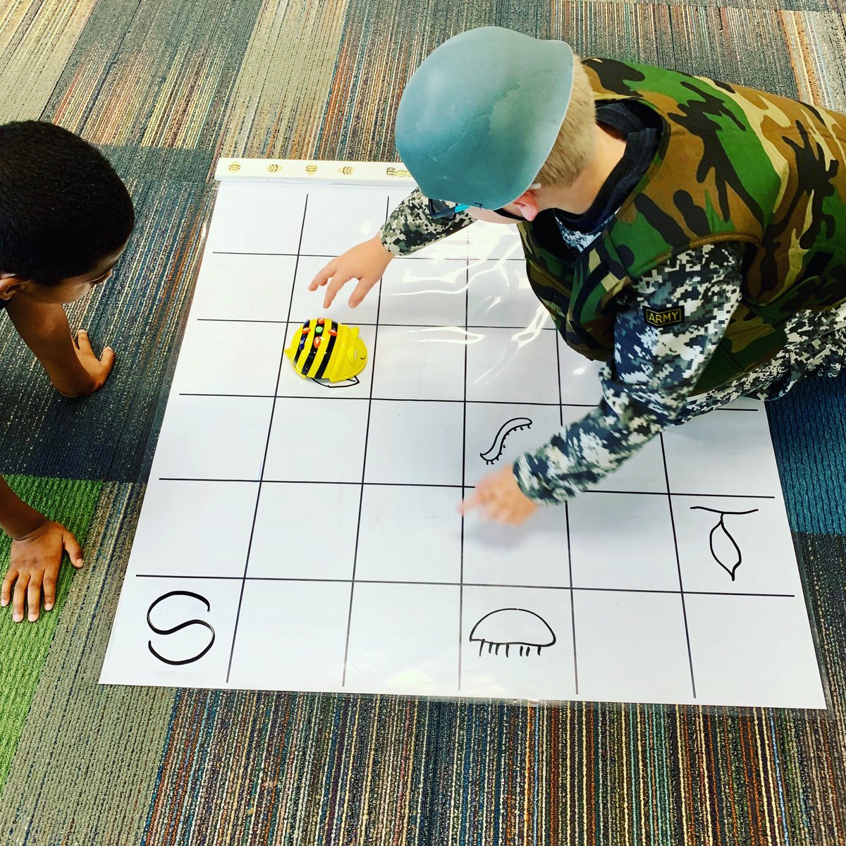 MsRosie_library's tweet photo. Bee bots, animal life cycle and first grade. Coding in the library is always standards based, connected to the classroom and never fluff. ๐
#robotics #library #steam #psekids #standardsbased #beebots #killianscrew https://t.co/H2URZUSFuI