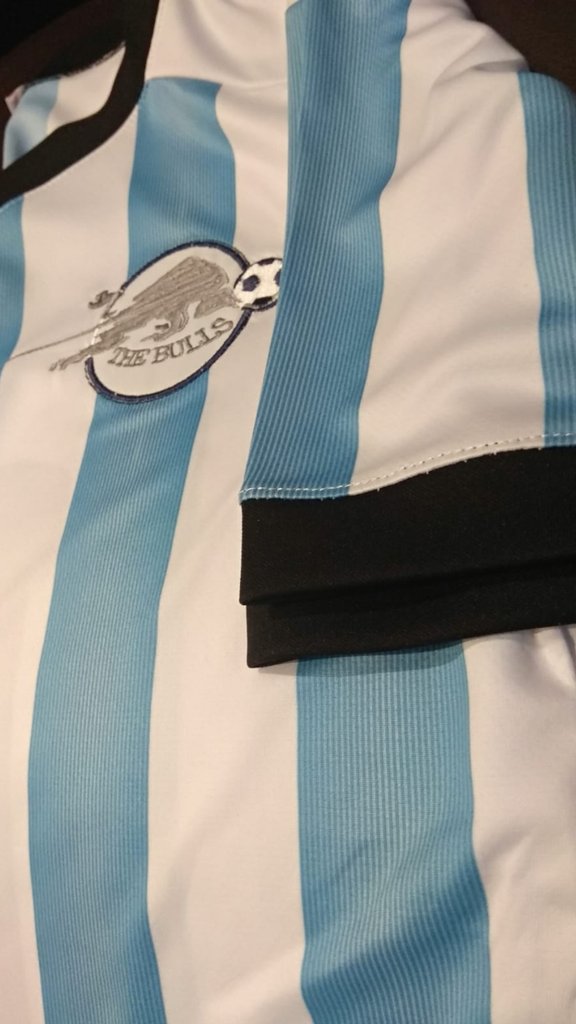kovaUY's tweet photo. The Bulls FC x #KOVA 

HERMOSA! No hay otro adjetivo para esta joyita! 

Con la tecnologia #DrySWIFT aplicada para el mejor rendimiento.

Kova, innovando. Rompiendo el molde!!!

#futbol #futbolamateur #soccer #jersey #shirt #futbolamigo #liga #ligaMVD https://t.co/ot4HztvAl5