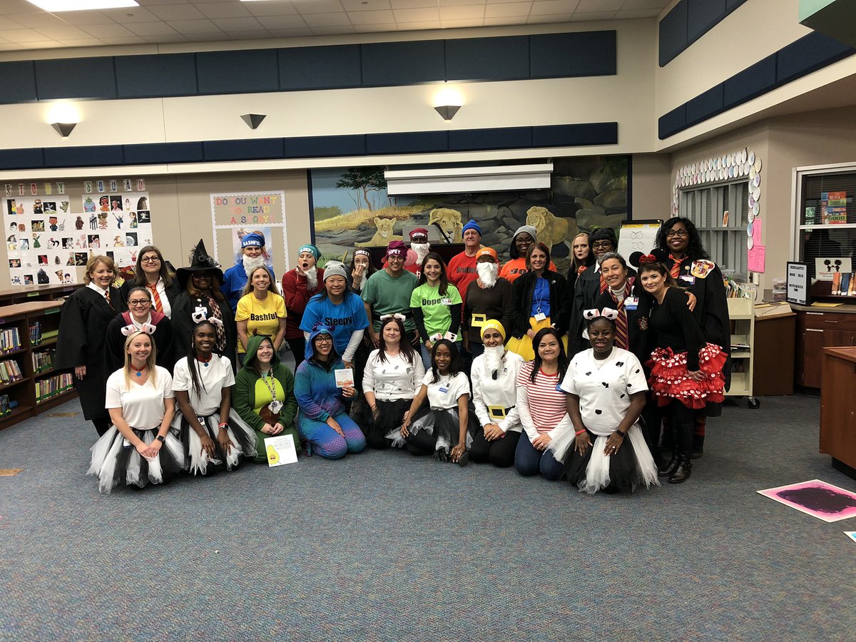 MRobinsonElem's tweet image. One of our favorite days at M. Robinson. Book Character parade! #makinglearningmagical @CyFairISD