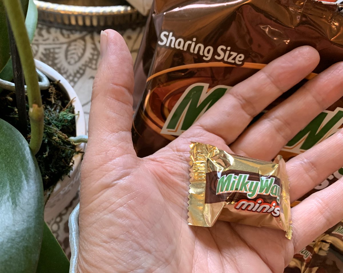 msjennymaxwell's tweet image. A @milkyway this small seems the opposite of sharing size to me 🤷🏻‍♀️#Halloween #candyquestions