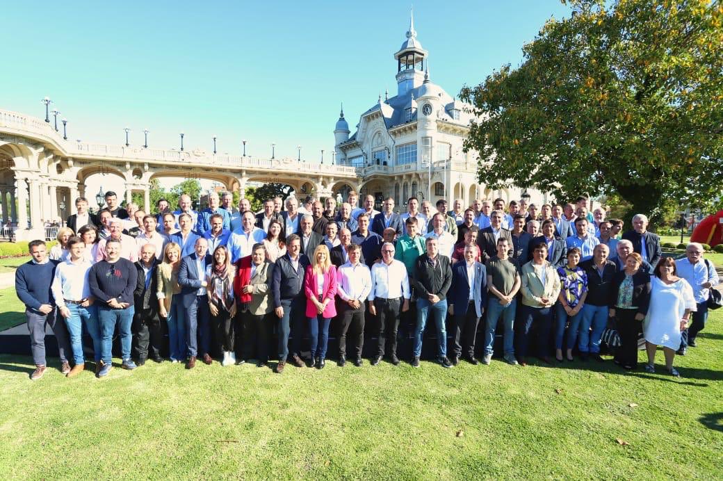 ishiiargentina's tweet photo. Gran encuentro con @Kicillofok y @magariovero en #Tigre, junto a todos los intendentes electos de la Provincia de Buenos Aires. @FrenteDeTodos @SergioMassa @MalenaMassa @CutoMoreno @TereGarciaOK https://t.co/4IR724PjX5