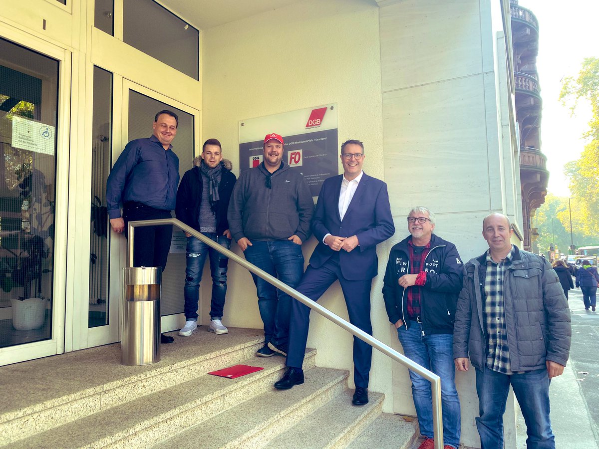 Alex_Schweitzer's tweet photo. Solidarität mit den KollegInnen und Kollegen von #Riva in #Trier und #Horath! Der Mutterkonzern muss endlich seine Zusage einhalten und in Verhandlungen über einen Tarifvertrag eintreten. Heute kamen wir in Mainz zusammen und haben die nächsten Schritte besprochen. #RLP @DGBRLP https://t.co/9859p8vu6p