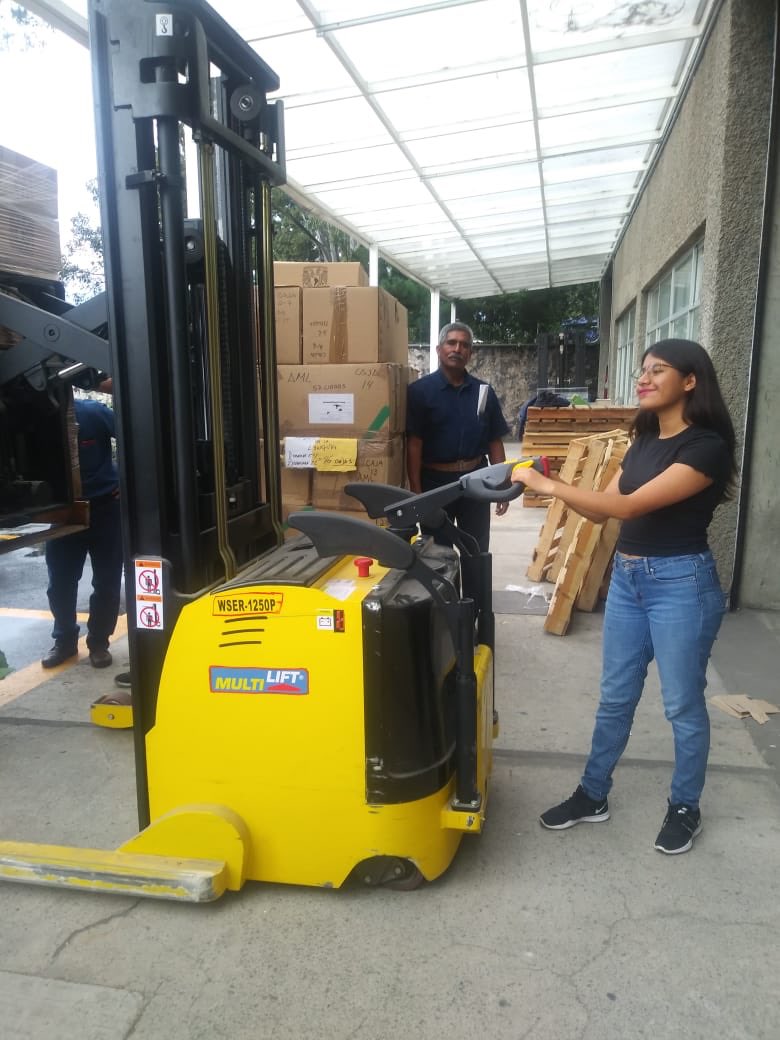librosunam's tweet photo. 16,500 libros para niños, cuentos, novelas, crónicas, libros de arte, de consulta, investigación, e interés general escritos en español, mixteco, náhuatl y otros idiomas originarios recibidos durante #Filuni2019, van hacia la sierra mixe. ¡Van a su encuentro con los lectores! https://t.co/LPnaQsl5kk