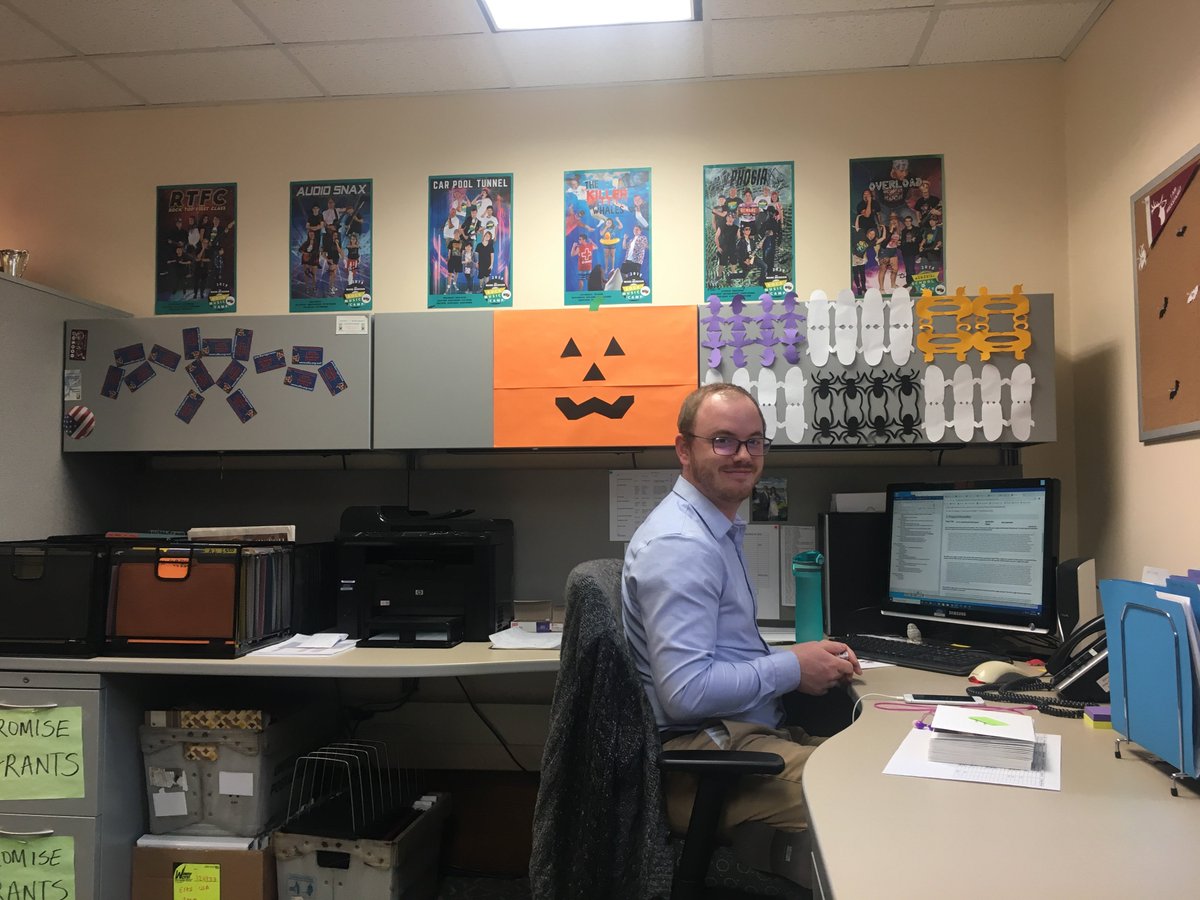 ElksMeaghan's tweet photo. Happy Halloween! Check out the CIP's spookily festive desks! https://t.co/gh1hwprrwH