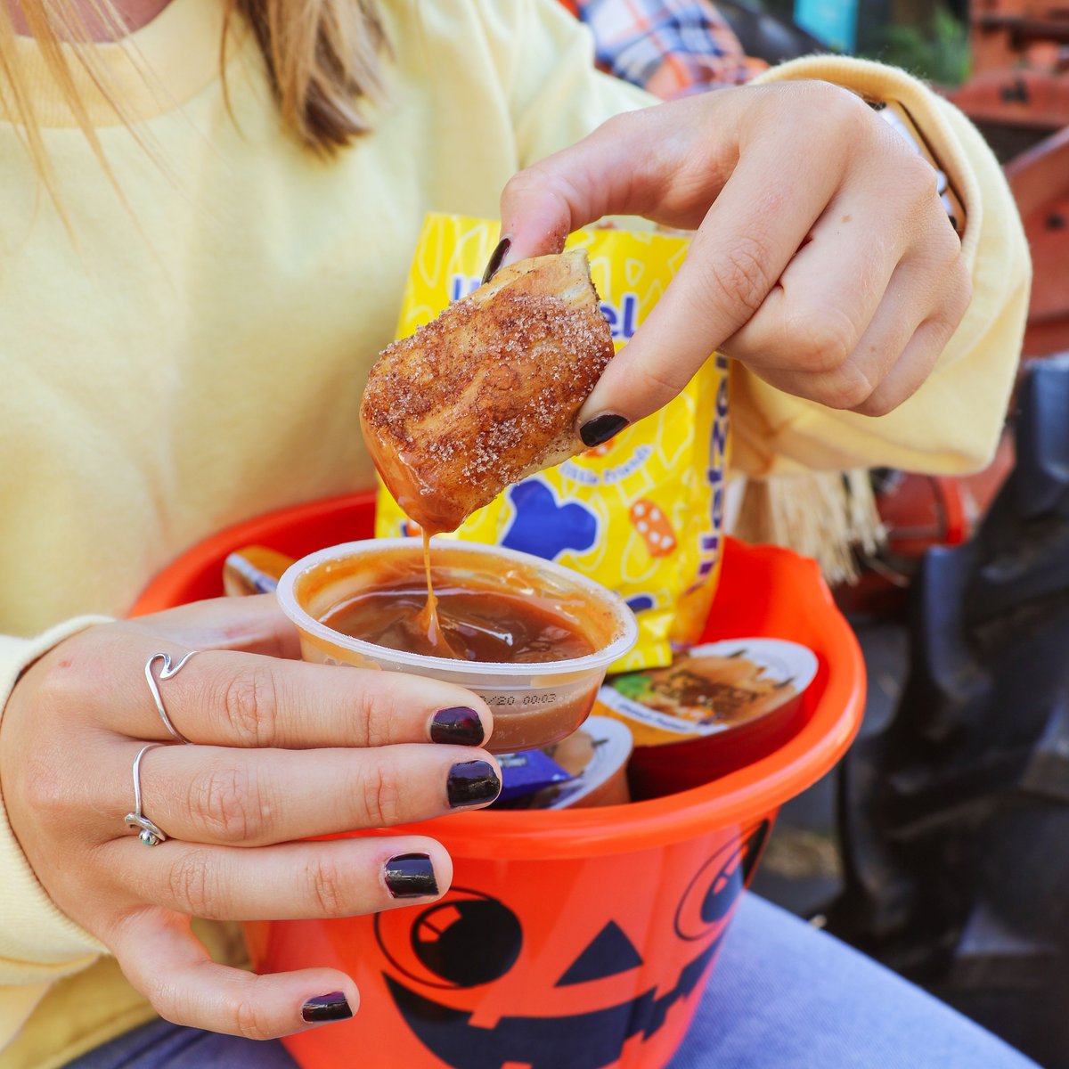 wetzelspretzels's tweet photo. SPOOKY SZN! Dunk your hand into your trick-or-treat basket and you might find some Pumpkin Spice Caramel Dip. Happy #Halloween to all you awesome pretzel people out there. Come see us for something salty tomorrow ๐
Dress up like anything #Wetzels??? TAG US! ๐ฅจ https://t.co/2DBa5STzbF