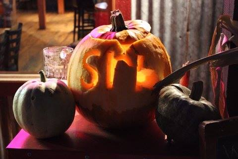 SRBBrewing's tweet image. Happy Halloween on this Thirsty Thursday! 

Taphouse has pitcher discounts, flatbreads, panini's and killer apps!  Oh and did we mention the Double Smoked Bacon Brat is back??  Only in the taphouse! #wherebeerloversmigrate #happyhalloween