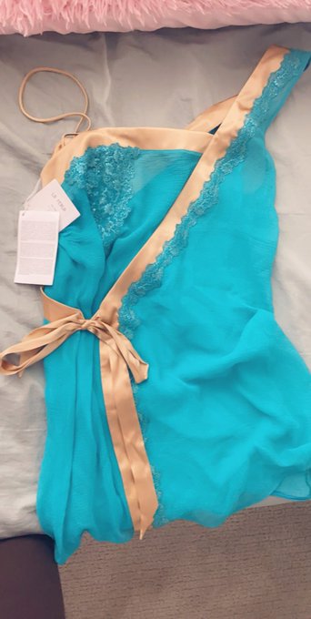 I just got this in the mail, thank you so much @ozwinder184 😊 excited to wear it!! 👱&zwj;♀️ good taste too<a href="/tag/laperla"class="tags"><span>#laperla</span></a>