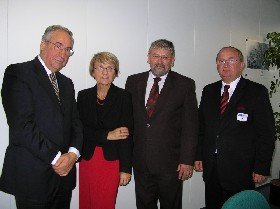 abruZZelles's tweet photo. ⏪🏢09/2005: Regione promuove incontro con Commissario politica regionale #Hubner sugli sviluppi coesione #post2007 insieme a Presidenti regioni partner di #Lubuskie (PL) e #Pardubice (CZ)
https://t.co/XqRaeemhhl
Scopri:https://t.co/ZqXDLFZmcX
#20abruzzelles #PAsocial 🖥️ ✅ https://t.co/ka3zeyOhs8