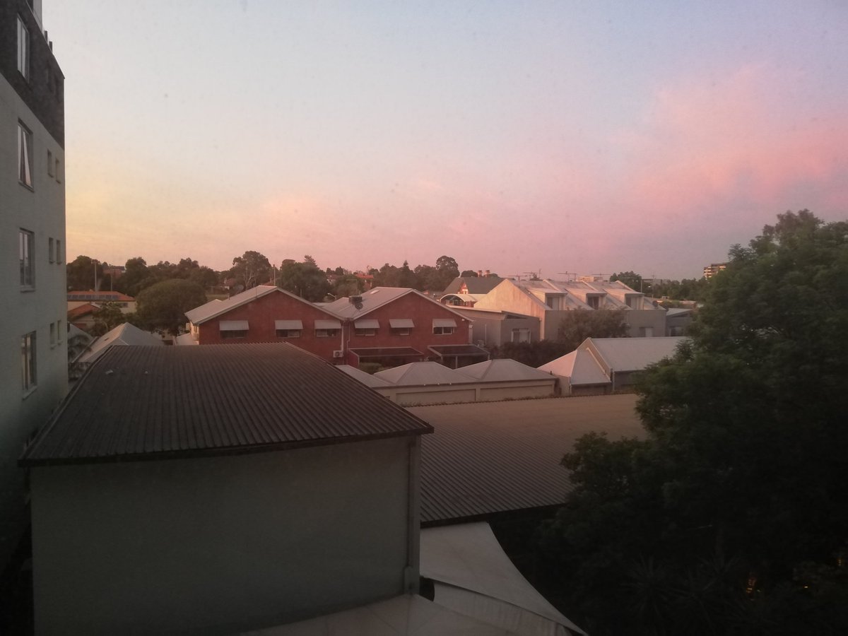 hayley_wanders's tweet photo. Sunrise over Melbourne this morning :) #Melbourne #melbournesunrise #lovethisview https://t.co/4uk7sJiYb9