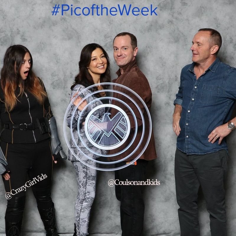 #PictureoftheWeek is fan photo op from C2E2 w/ @clarkgregg and @MingNa with the fantastic cosplay of #PhilCoulson by @coulsonandkids and #DaisyJohnson by @CrazyGirlVids #ClarkGreggUniversity #Cosplay #CoulsonLives #AgentsofShield #Philinda
