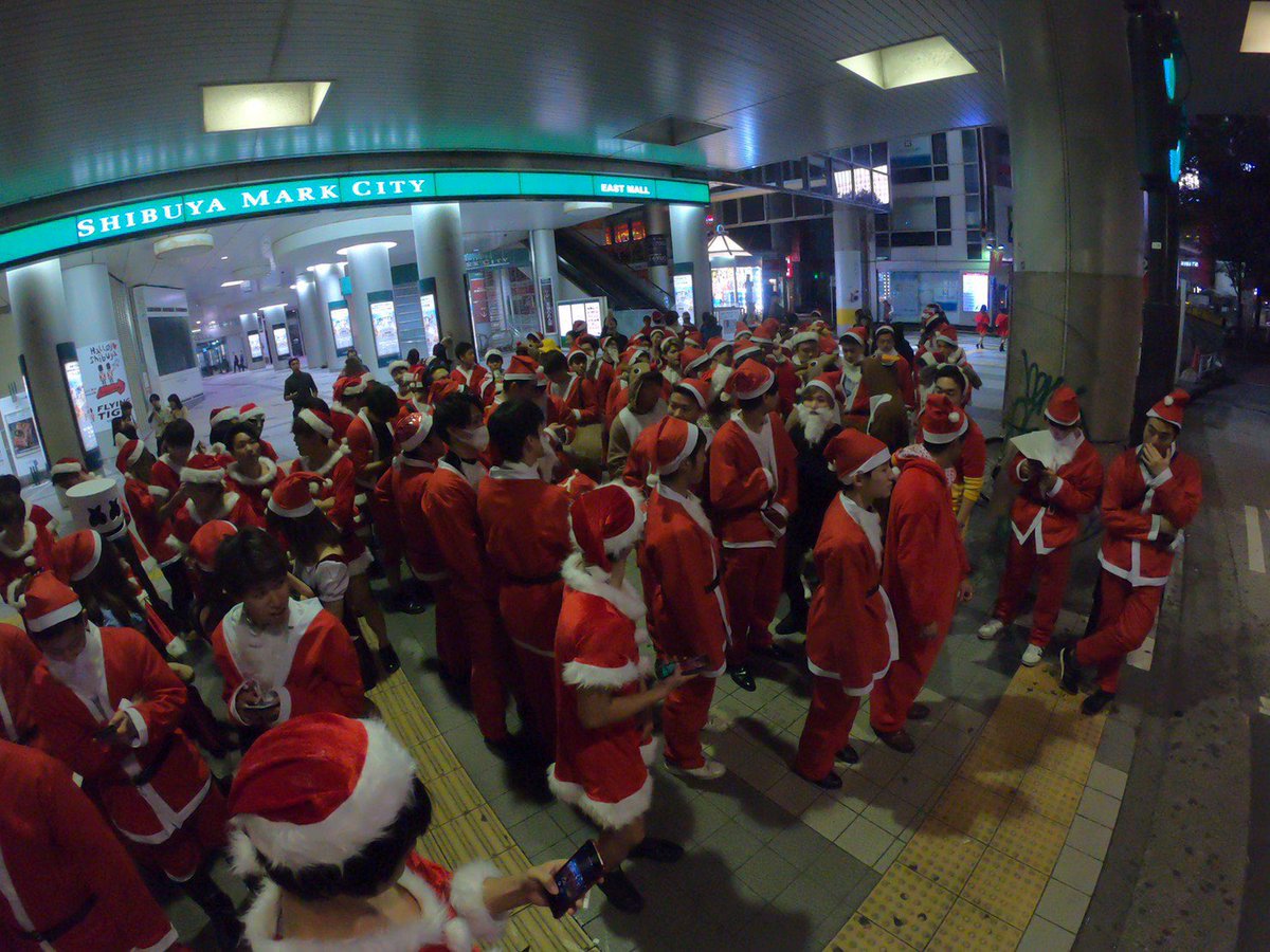 0401_hayato's tweet photo. 渋谷のハロウィンでサンタコスしてゴミ拾いしてきたよ🎃🎅

大人数でめちゃ楽しかった！！！

#渋ハロ #サンタコス #Roots  #渋谷を綺麗に https://t.co/o1ryYwmzOG