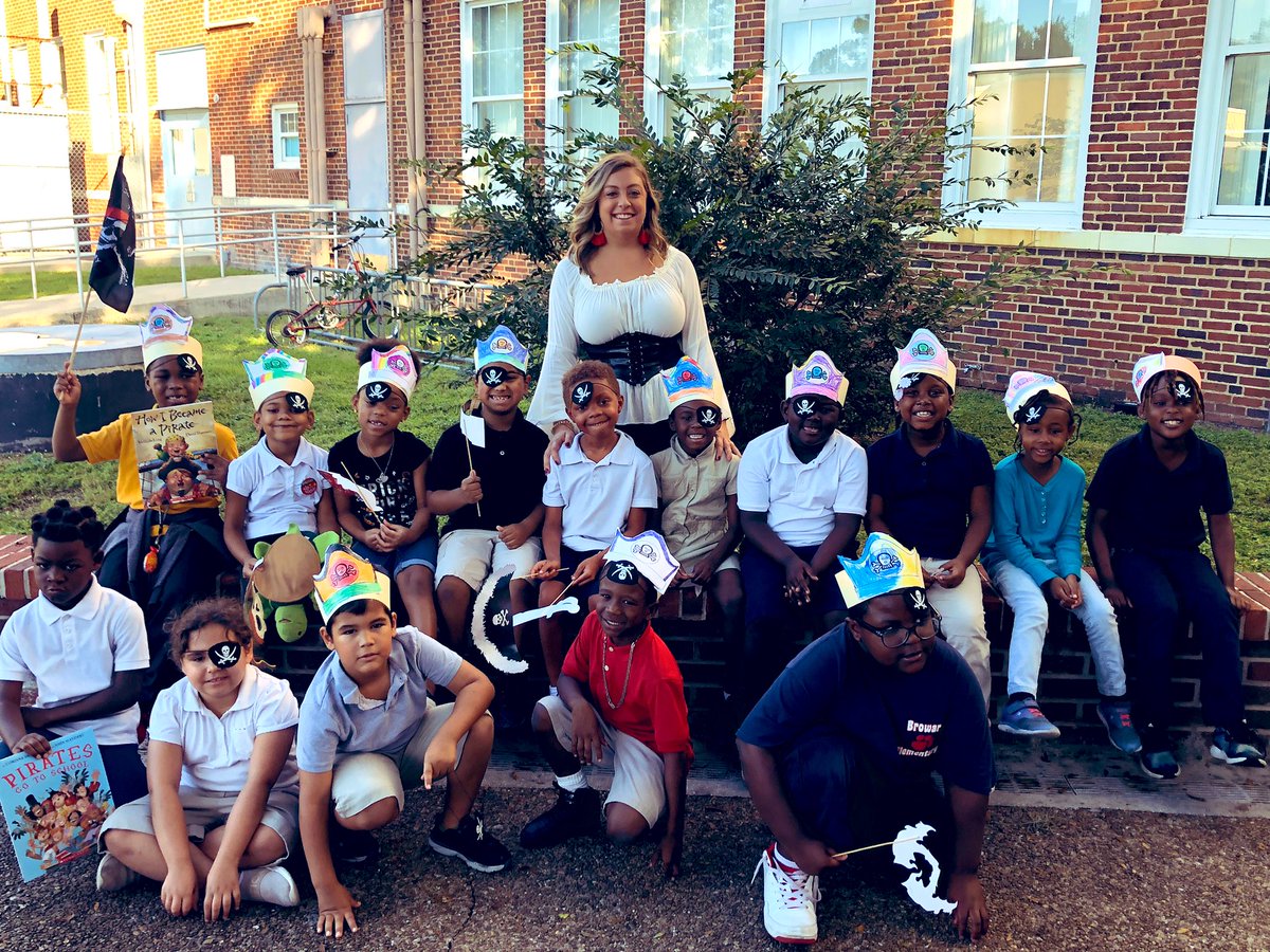Mrs_Gallina's tweet photo. The #storybookparade @BrowardElem was an absolute BLAST today! Love my 1st grade PIRATE scholars & teacher friends so much! #1stgrade #squadgoals #onemembermissing @megsneu9 https://t.co/74WK9lWckW