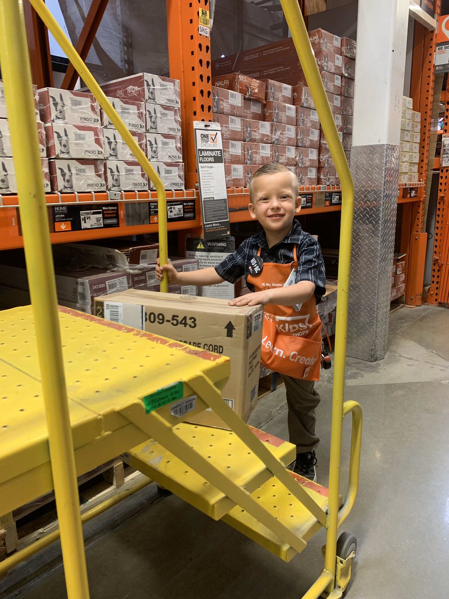 homedepot_6617's tweet image. Peep his HVAC button 😍 Our customers son wanted to dress up as a Home Depot employee 🖤 we love it! Drive those leads little man 🤩 #PacCentralSAW