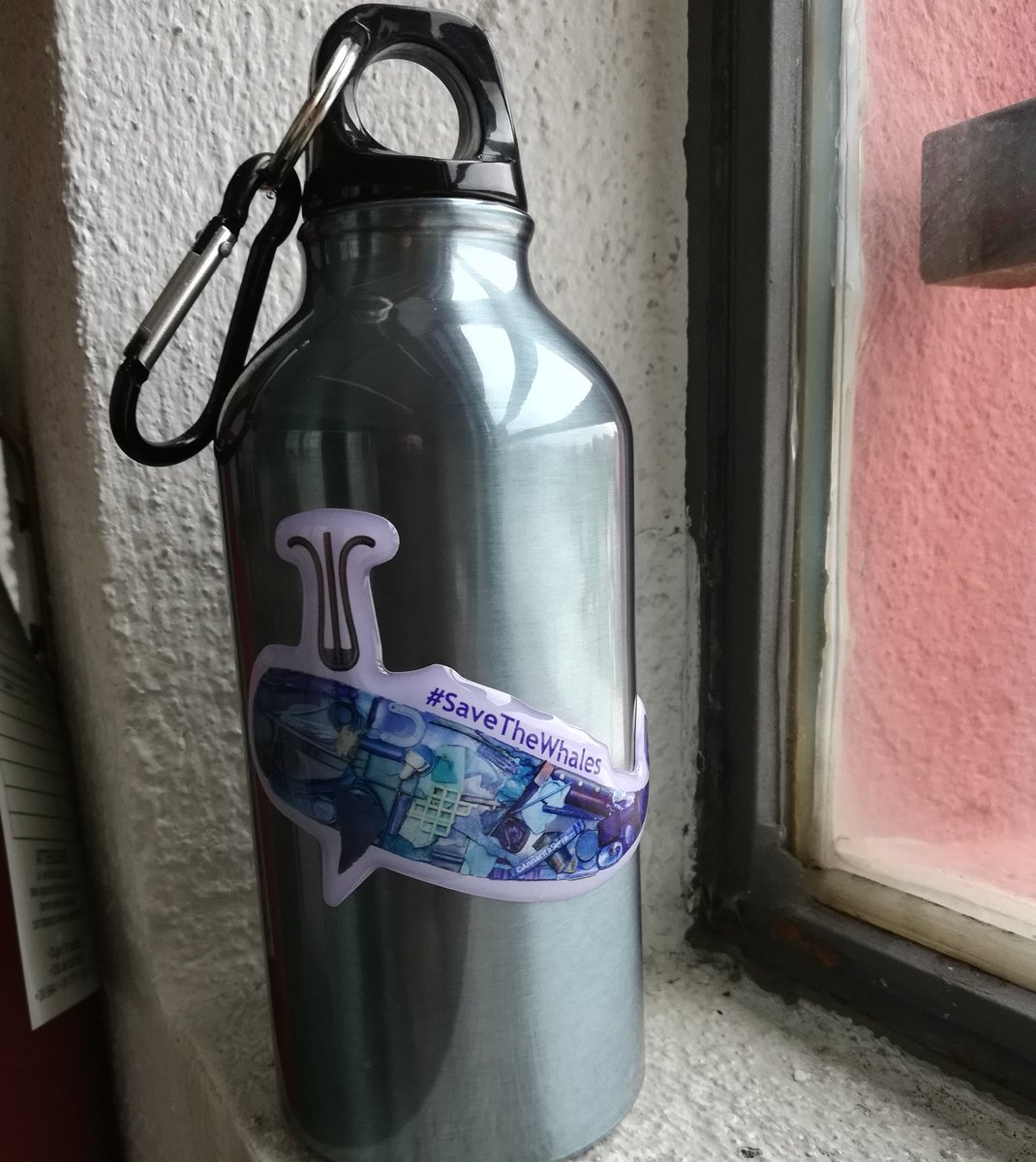 ParsecPromo's tweet photo. Vi piace questa borraccia con la riproduzione di un'opera d'arte, fatta con la #plastica del mare? Chiedete a noi come averla 🤔 https://t.co/7SboibeqS5