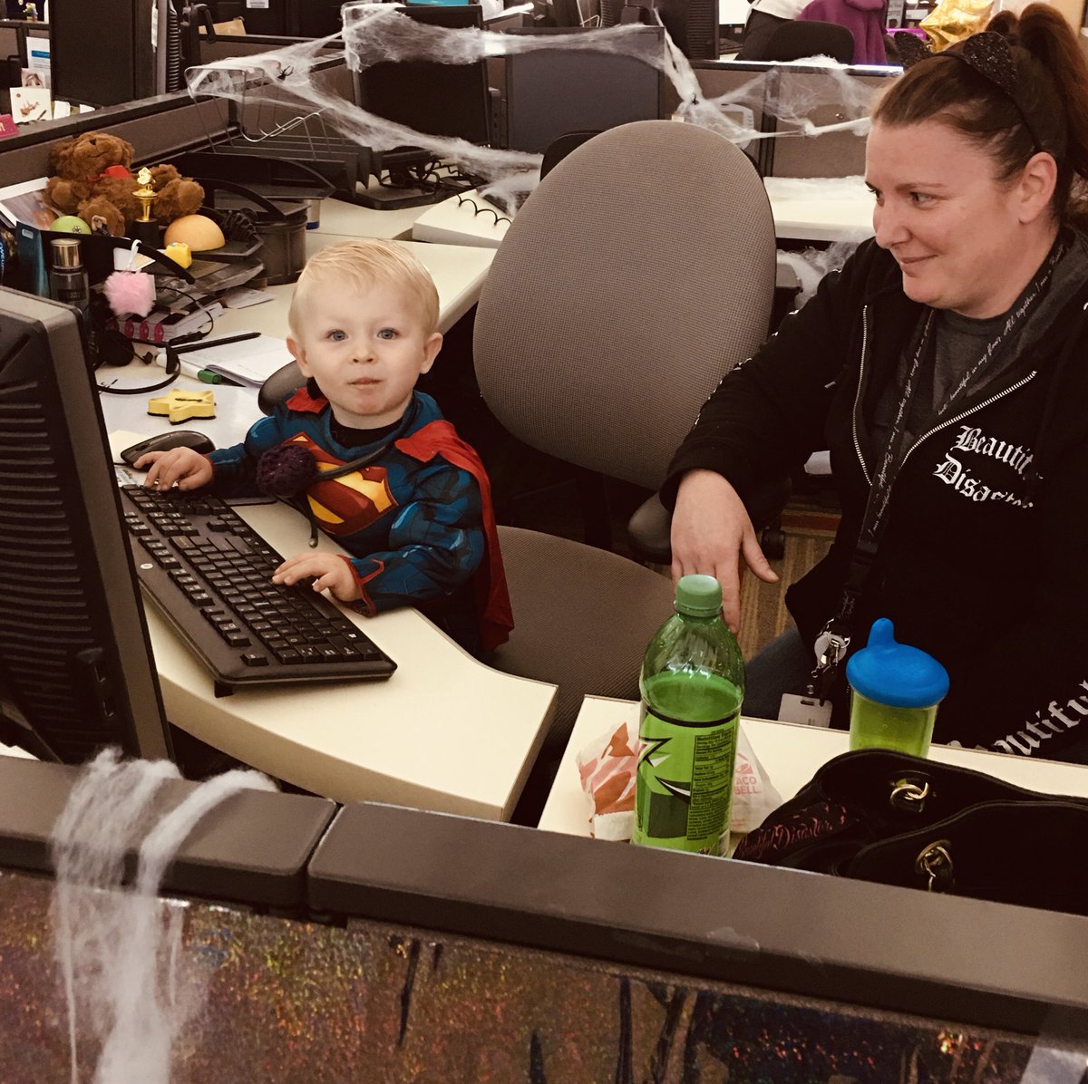 CrystalJMascar1's tweet photo. Happy Halloween here in Colorado! Our youngest rep in the center! So cute! ⁦@ATT⁩ ⁦@PuebloHotChilis⁩ #TuggleNation #FieldsFam https://t.co/QjRi3p6ZUx
