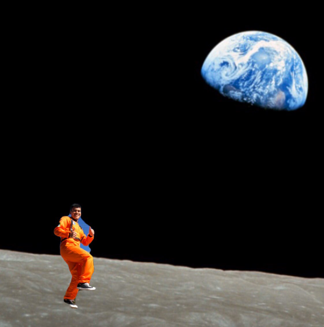 thomas_rico5's tweet photo. T-30 minutes to launch.
Objective: 1 man mission for the Search &amp; Rescue of Voyager 1.
Happy Halloween!! 
🎃👨‍🚀🚀 @neiltyson @joerogan https://t.co/Y77SgkP0Bj
