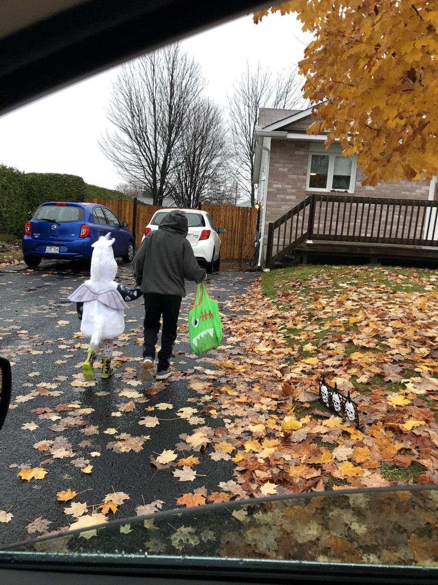 JeffHawken96's tweet photo. Breaking news—— Hallowe’en is OPEN!!!!!!!! #RainOrShine

Do Not, under any circumstances come ring at my house for candy tomorrow! 
Halloween is October 31st, people. Same day every year. https://t.co/fiHeGJfQK6