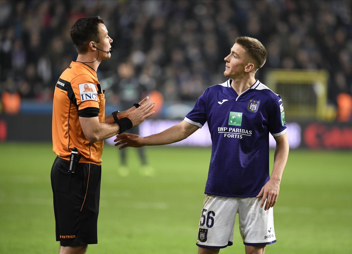 lesoir's tweet photo. #ANDGAN #foot Penalty pour La Gantoise qui revient à 3-2 à Anderlecht #direct https://t.co/thYNop3OcJ https://t.co/UzUMBLYmS6