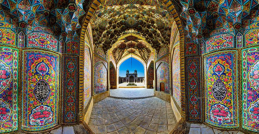 gimgimPanteist's tweet photo. Nasır el Molk Cami etkileyici iç tasarım “vitray” ile takdire değer bir sanat haline dönüşmüştür dünyadaki birkaç camilerden biridir. Mandala ve Psychedelic çizimleri andıran eserlerin buluşması farkındalık yaratacak bir güzellik ortaya koyuyor.
#psychedelic #iran #psytrans https://t.co/PNLkQZ8ska