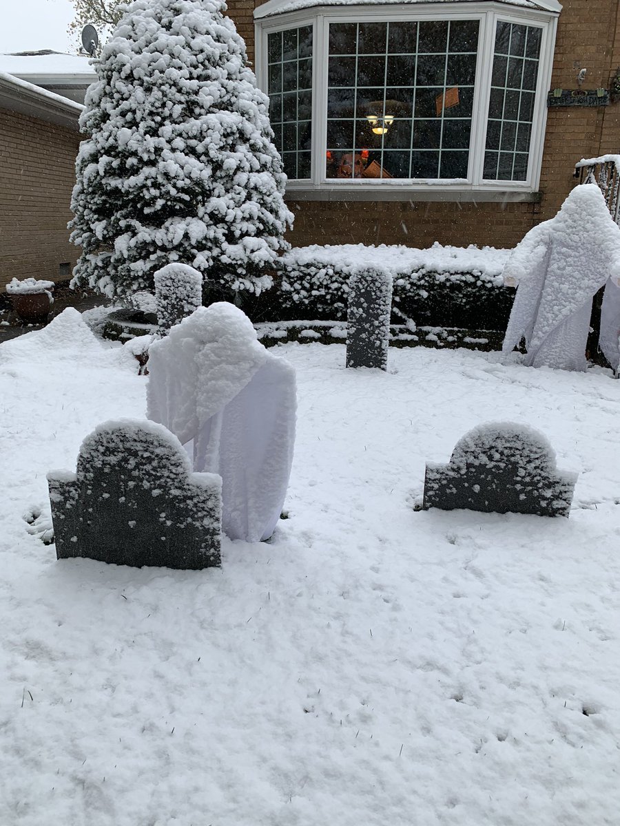 abbeyzeros's tweet image. Halloween in Chicago...#HappyHalloween #Midwestproblems