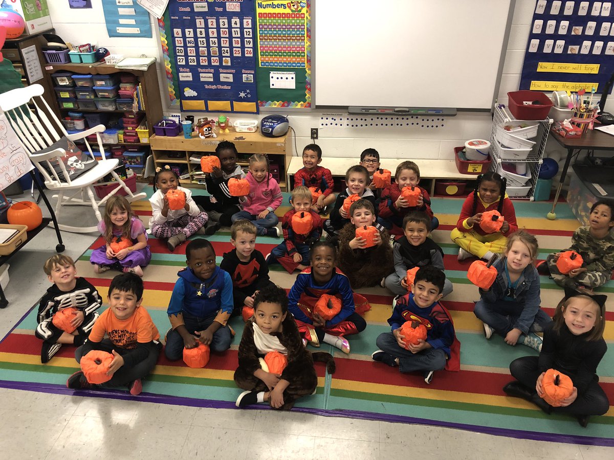 KinderRidge's tweet photo. Pirates and pumpkins! https://t.co/gEPfs5ZS03