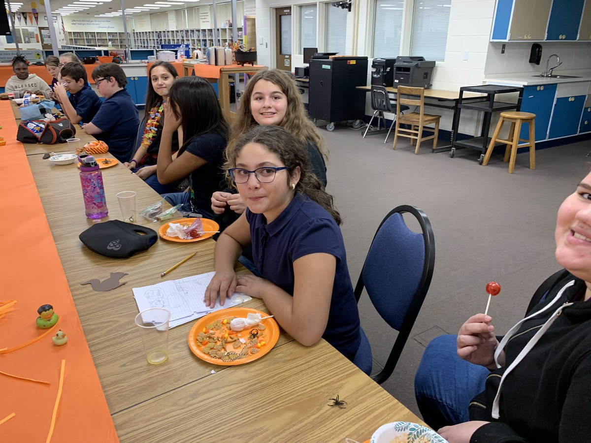 lj_beans's tweet photo. Lots of fun at our Small Spaces Spooktacular today! 🎃 @DeLandMiddle is getting ready for #VCSBattleoftheBooks beware!!! ☠️ 📚 https://t.co/Uoo3FdxJ7T