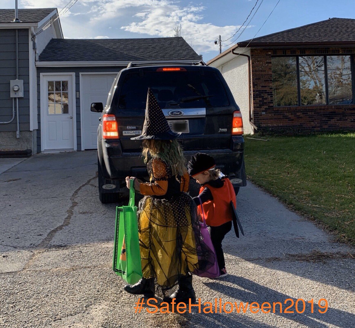 wpgpolice's tweet photo. Happy Halloween! Please slow down &amp; watch for children. Kids love the magic of Halloween and are especially excited this time of year. Remember to watch for children on roadways, medians and curbs, and to enter and exit driveways and alleys carefully. #SafeHalloween2019 #Winnipeg https://t.co/YAWEsbnrZy